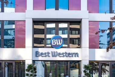 Tesla 'nın Gigafactory Berlin-Brandenburgt servisi için kurulan otobüs durağı, Grnheide, Almanya - 22 Nisan 2024 