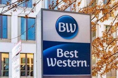 Tesla 'nın Gigafactory Berlin-Brandenburgt servisi için kurulan otobüs durağı, Grnheide, Almanya - 22 Nisan 2024 