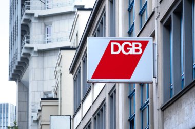 DGB logosu olan ofis binası, Alman Ticaret Birliği Konfederasyonu, Avrupa 'daki işçi koşullarının iyileştirilmesi, iş hakları ve sosyal adalet savunucusu Frankfurt - 22 Temmuz 2024