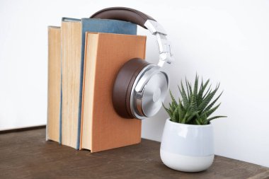 Kulaklıklı kitap yığını, sesli kitaplarla yabancı dil öğrenme, multimedya öğrenme, okuma ve dinleme becerileri geliştirme, eğitim teknolojisi