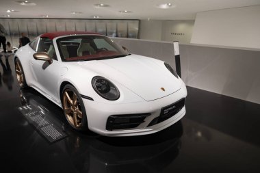 Porsche Müzesi 'nde 2023 Porsche 911 Targa 4 GTS, yüksek performanslı beyaz spor araba, Alman mühendisliği, özgün otomotiv zarafeti, zirve araba mühendisliği, Stuttgart, Almanya - 26 Ocak 2024