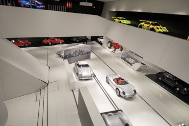 Üst düzey Porsche klasik arabalar, Porsche müzesi, otomotiv tutkusu, evrim spor arabaları, eski model arabalar, tarih otomotiv endüstrisi Almanya 'nın Stuttgart şehrinde sergileniyor - 26 Ocak 2024