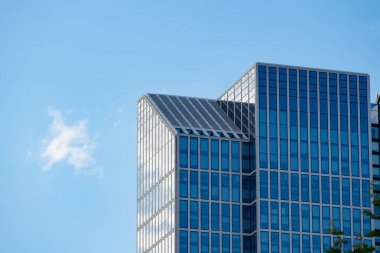 çok katlı ofisler ve Avrupa 'da yansıtıcı cam cepheleri, modern yüksek ofis binaları ve konut kuleleri olan konutlar