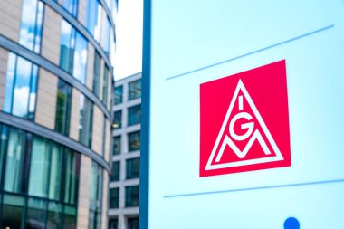 Kırmızı IGM reklam IG Metal tabelası, Alman baskın metal işçileri sendikası, Avrupa 'nın en büyük endüstriyel birliği Frankfurt - 22 Temmuz 2024
