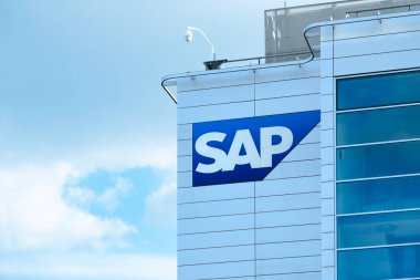 SAP SE logosu modern kurumsal karargah cephesinde, SAP kurumsal kampüsünde küresel yazılım endüstrisi liderliğini sembolize ediyor, Walldorf, Almanya - 29 Temmuz 2024