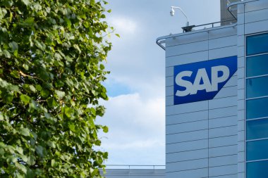 SAP SE şirket çevre dostu Avrupa ofisi logosu görünür, Alman yazılım-as-servis, yazılım veritabanı, teknoloji yeniliği, küresel bilişim şirketi, Walldorf, Almanya - 29 Temmuz 2024