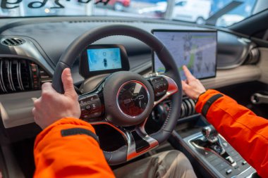 Erkek eller direksiyonda, iç mekanda, BYD ATTO 3 Car in Studio 'nun kokpiti, test sürüşü, elektrikli araç Çinli BYD üreticisi, otomotiv endüstrisi, Frankfurt, Almanya - 31 Ocak 2024