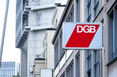 Kızıl DGB işareti, Alman Ticaret Birliği Konfederasyonu, Avrupa 'daki işçi koşullarının iyileştirilmesi, Avrupa dayanışması, işçi hakları ve sosyal adalet pankartı, Frankfurt - 22 Temmuz 2024