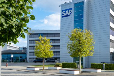 SAP SE şirket çevre dostu Avrupa ofisi logosu görünür, Alman yazılım-as-servis, yazılım veritabanı, teknoloji yeniliği, küresel bilişim şirketi, Walldorf, Almanya - 29 Temmuz 2024