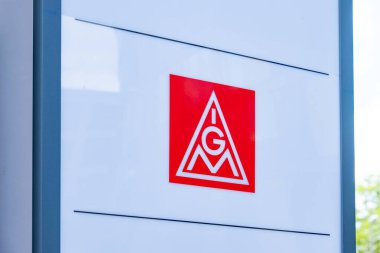 Kırmızı IGM reklam IG Metal tabelası, Alman baskın metal işçileri sendikası, Avrupa 'nın en büyük endüstriyel birliği Frankfurt - 22 Temmuz 2024