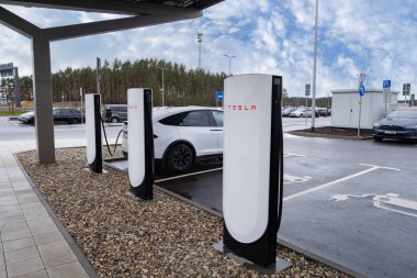 Tesla supercharger v4 mit Lounge deutscher Fabrik Giga Berlin, Gigafactory Berlin-Brandenburg Tesla Avrupa 'da yer alan, Berlin, Almanya' da sürdürülebilir ve verimli bir tesis - 19 Şubat 2024