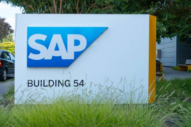 SAP SE logosu modern kurumsal karargah cephesinde, SAP kurumsal kampüsünde küresel yazılım endüstrisi liderliğini sembolize ediyor, Walldorf, Almanya - 29 Temmuz 2024