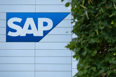 SAP SE logosu modern kurumsal karargah cephesinde, SAP kurumsal kampüsünde küresel yazılım endüstrisi liderliğini sembolize ediyor, Walldorf, Almanya - 29 Temmuz 2024