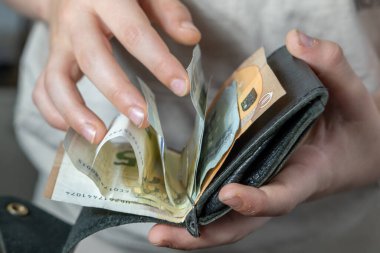 çocuk cüzdanı tutuyor, avro çıkarıyor, hırsızlık parası, cep harçlığı yönetimi, iyi mali davranışları teşvik, ekonomik farkındalık, para yönetimi