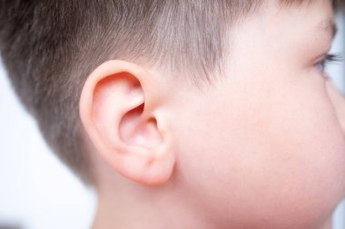 Kafkasyalı genç erkek kulağı, işitme organı, İşitme Testi, Tedavi ve Bakım, Tanılama ve Tedavi, Kulak Sorunlarını Önleme, Koklear implantı