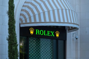 ikonik Rolex Crown logosu, lüks İsviçreli saat markası ve Rolex SA üreticisi, sembol lüksü ve prestiji, yüksek kaliteli klasik koleksiyon ürünü Tivat, Karadağ - 3 Ağustos 2024