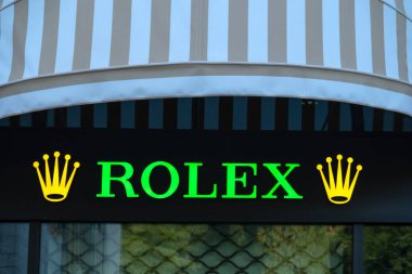 ikonik Rolex Crown logosu, lüks İsviçreli saat markası ve Rolex SA üreticisi, sembol lüksü ve prestiji, yüksek kaliteli klasik koleksiyon ürünü Tivat, Karadağ - 3 Ağustos 2024