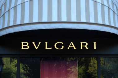 ikonik Bulgari mağazası penceresi, İtalyan lüks moda evi, mücevherler, saatler, kokular, aksesuarlar ve deri eşyalar, Louis Vuitton, Tivat, Karadağ - 3 Ağustos 2024