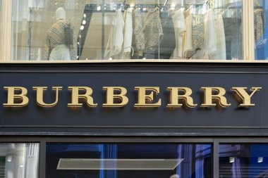ikonik Burberry logosu, İngiliz lüks moda evi Burberry Group plc, marka ve giyim firması üreticisi, Burberry check, zarif özel stiller, Viyana - 1 Ağustos 2024