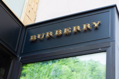 ikonik Burberry logosu, İngiliz lüks moda evi Burberry Group plc, marka ve giyim firması üreticisi, Burberry check, zarif özel stiller, Viyana - 1 Ağustos 2024