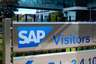 SAP SE logosu modern kurumsal karargah cephesinde, SAP kurumsal kampüsünde küresel yazılım endüstrisi liderliğini sembolize ediyor, Walldorf, Almanya - 29 Temmuz 2024