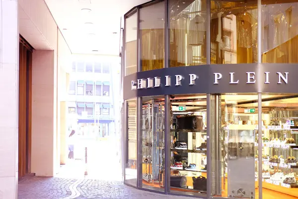 PHILIPP PLEIN mağaza penceresi, butik, moda lüks el çantaları ve sadece İtalya 'da üretilen ayakkabılar, giyim firması üreticisi Frankfurt - 7 Ağustos 2022