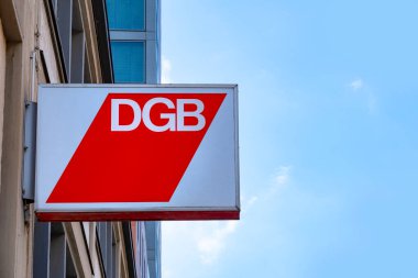 Kızıl DGB işareti, Alman Ticaret Birliği Konfederasyonu, Avrupa 'daki işçi koşullarının iyileştirilmesi, Avrupa dayanışması, işçi hakları ve sosyal adalet pankartı, Frankfurt - 22 Temmuz 2024