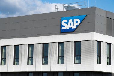 Şirket binası cephesinde SAP logosu, Global German çokuluslu yazılım şirketi, yazılım devinin şirket kampüsünde görsel markalaşması, kaynak planlaması, Walldorf, Almanya - 29 Temmuz 2024