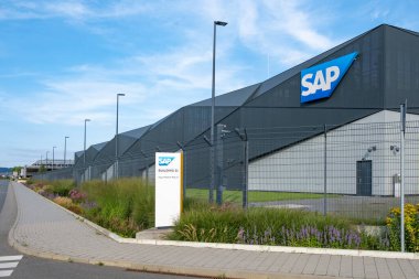 Şirket binası cephesinde SAP logosu, Global German çokuluslu yazılım şirketi, yazılım devinin şirket kampüsünde görsel markalaşması, kaynak planlaması, Walldorf, Almanya - 29 Temmuz 2024