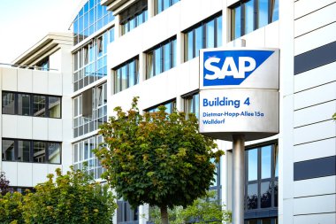 Şirket binası cephesinde SAP logosu, Global German çokuluslu yazılım şirketi, yazılım devinin şirket kampüsünde görsel markalaşması, kaynak planlaması, Walldorf, Almanya - 29 Temmuz 2024