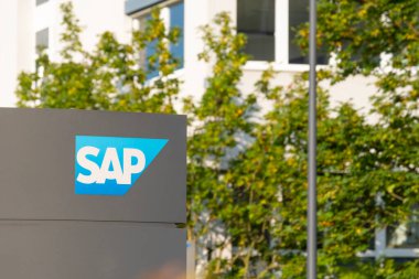 Şirket binası cephesinde SAP logosu, Global German çokuluslu yazılım şirketi, yazılım devinin şirket kampüsünde görsel markalaşması, kaynak planlaması, Walldorf, Almanya - 29 Temmuz 2024