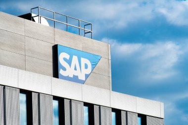 Şirket binası cephesinde SAP logosu, Global German çokuluslu yazılım şirketi, yazılım devinin şirket kampüsünde görsel markalaşması, kaynak planlaması, Walldorf, Almanya - 29 Temmuz 2024