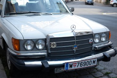 Eski model beyaz Mercedes-Benz sedan, 1970 veya 1980 'lerden kalma Mercedes Retro lüks araba, klasik Oldtimer arabası, retro tarzı, Avusturya, Viyana - 1 Ağustos 2024