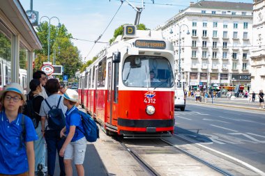 İkonik kırmızı tramvay, zamansız zarif toplu taşıma, şehirde yolculuk, zengin geçmişi dinamik günümüze bağlayan, Viyana, Avusturya, Viyana, Avusturya - 1 Ağustos 2024
