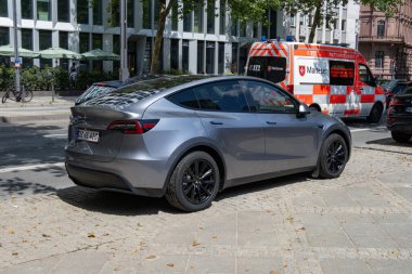 Gümüş Tesla Model Y, Elon Musk Tesla motor şirketi, asfaltta süperaraba dinamikleri, otomotiv endüstrisi, Frankfurt, Almanya - 22 Temmuz 2024