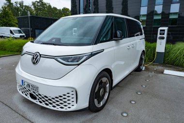 Klasik White Electric bus Volkswagen ID Buzz şarj, eski moda havalı yeni moda yakıt, otomotiv pop kültürü nostaljisi 1960 'lar, Volkswagen Grubu, Frankfurt, Almanya - 26 Temmuz 2024