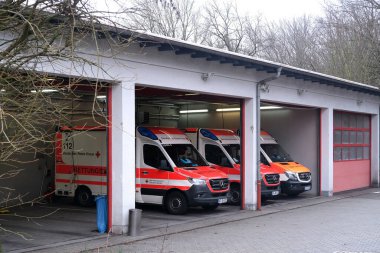Offenbach, Almanya - 13 Ocak 2022: Hastanedeki ambulans istasyonu, modern kırmızı ambulans araçları hasta, acil tıbbi bakım, karavan hastanesinde hasta taşımacılığı bekliyor