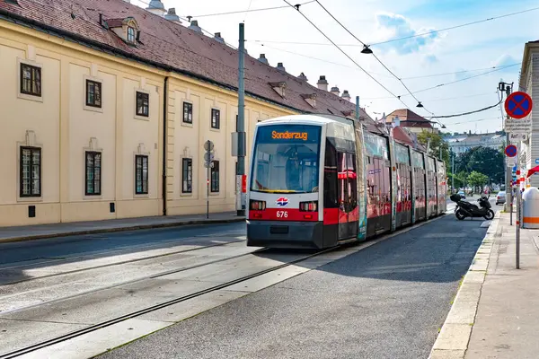 kırmızı tramvay, resmi olmayan zarafet toplu taşıma, şehirde yolculuk, zengin geçmişi dinamik günümüze bağlayan, Viyana, Avusturya, Viyana, Avusturya - 1 Ağustos 2024