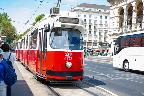 İkonik kırmızı tramvay, zamansız zarif toplu taşıma, şehirde yolculuk, zengin geçmişi dinamik günümüze bağlayan, Viyana, Avusturya, Viyana, Avusturya - 1 Ağustos 2024