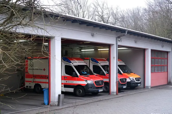 Offenbach, Almanya - 13 Ocak 2022: Hastanedeki ambulans istasyonu, modern kırmızı ambulans araçları hasta, acil tıbbi bakım, karavan hastanesinde hasta taşımacılığı bekliyor