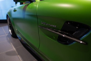 Güçlü yeşil Mercedes-AMG GT 63 S E Performans yarış arabası, sergilenen otomotiv performansı, Alman mühendisliği, Otomotiv performansı, Wiesbaden, Almanya - 25 Ocak 2024