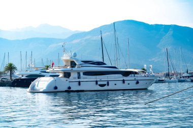 Işıldayan beyaz lüks bir yat 2007 Çuf çuf, yat motoru Marina Porto Karadağ 'da, lüks seyahat, deniz deneyimi, özel deniz tatili, Tivat, Karadağ - 5 Ağustos 2024