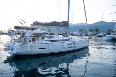 Yelkenli yat Sun Odyssey 439 Amerigo Marina Porto Karadağ 'da, lüks seyahat, deniz deneyimi, özel deniz tatili, Tivat, Karadağ - 5 Ağustos 2024