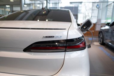 beyaz bmw 7er Limuzin G70, lüks bmw i7 elektrikli sedan, dikiz görüşlü elektrikli araçlar, Eco-Friendly gelişmiş teknoloji otomotiv endüstrisi, Frankfurt, Almanya - 4 Mart 2024