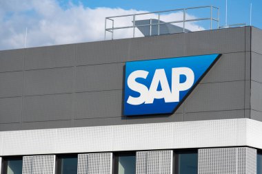 Şirket binası cephesinde SAP logosu, Global German çokuluslu yazılım şirketi, yazılım devinin şirket kampüsünde görsel markalaşması, kaynak planlaması, Walldorf, Almanya - 29 Temmuz 2024
