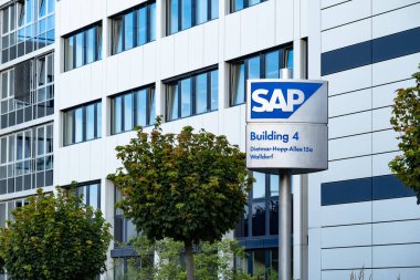 SAP SE logosu, dijital dönüşüm, yazılım geliştirme, işletme yönetimi, yenilikçi dijital mühendislik, Walldorf, Almanya - 29 Temmuz 2024