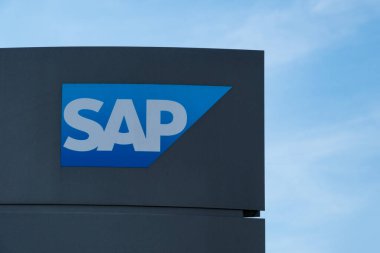 SAP SE logosu modern kurumsal karargah cephesinde, SAP kurumsal kampüsünde küresel yazılım endüstrisi liderliğini sembolize ediyor, Walldorf, Almanya - 29 Temmuz 2024