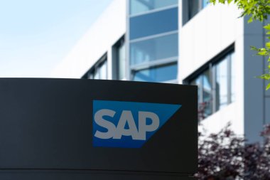 SAP SE logosu modern kurumsal karargah cephesinde, SAP kurumsal kampüsünde küresel yazılım endüstrisi liderliğini sembolize ediyor, Walldorf, Almanya - 29 Temmuz 2024
