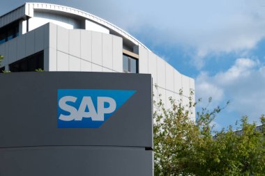 SAP SE logosu modern kurumsal karargah cephesinde, SAP kurumsal kampüsünde küresel yazılım endüstrisi liderliğini sembolize ediyor, Walldorf, Almanya - 29 Temmuz 2024
