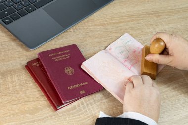 Yabancı pasaportları, vize izinlerini ve giriş izinlerini, Sınır Güvenliği ve Kontrol noktalarını titizlikle denetleyen kadın sınır devriye memurlarının yakın çekimleri